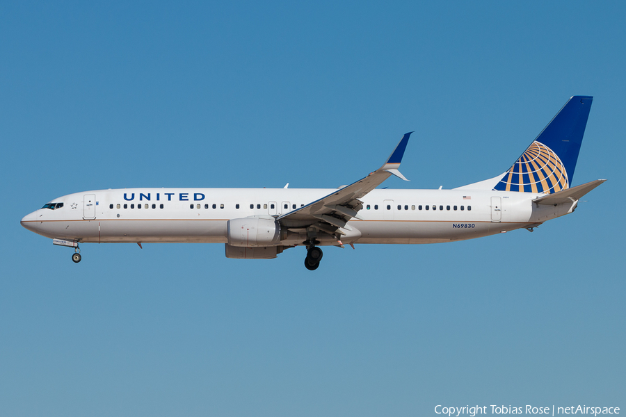 United Airlines Boeing 737-924(ER) (N69830) | Photo 298107
