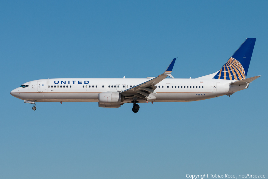United Airlines Boeing 737-924(ER) (N69833) | Photo 298101