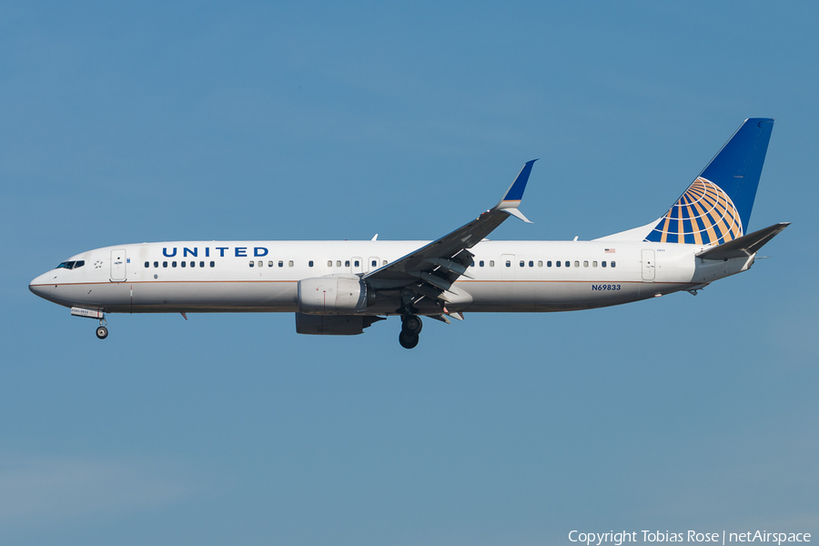 United Airlines Boeing 737-924(ER) (N69833) | Photo 298833