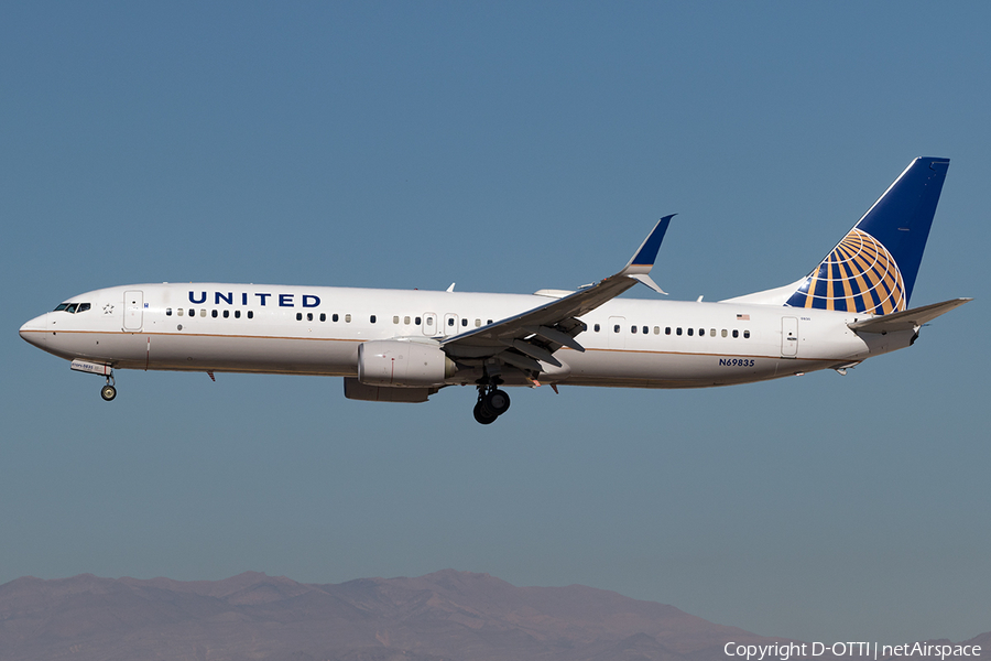 United Airlines Boeing 737-924(ER) (N69835) | Photo 136290