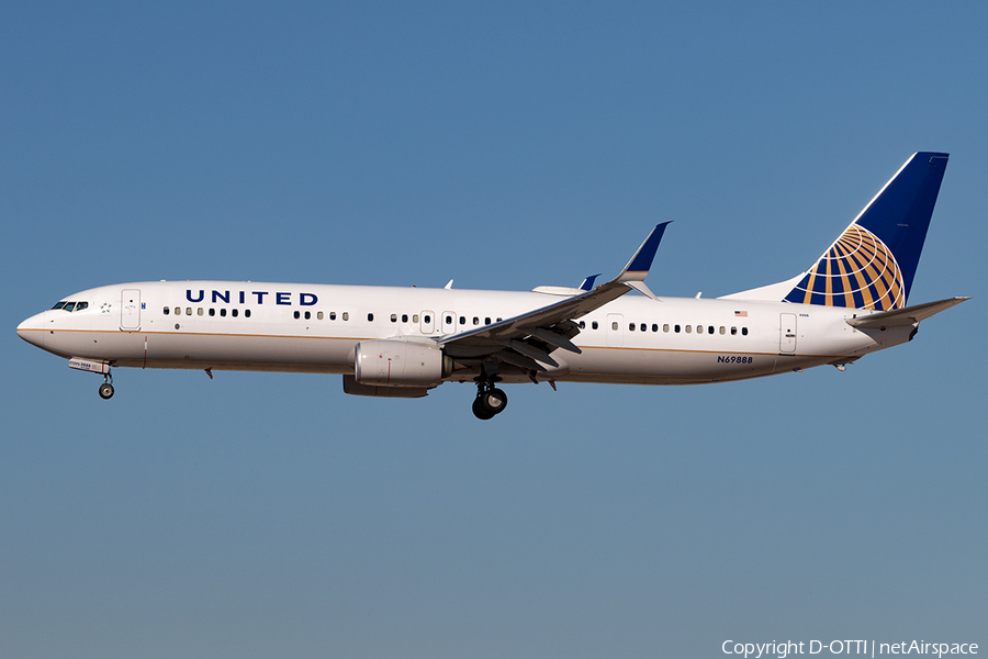 United Airlines Boeing 737-924(ER) (N69888) | Photo 139133