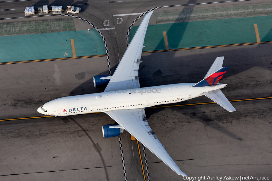 Delta Air Lines Boeing 777-232(LR) (N702DN) | Photo 401140