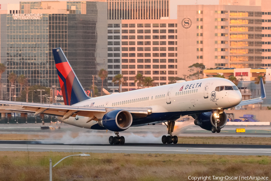 Delta Air Lines Boeing 757-2Q8 (N702TW) | Photo 489542