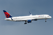 Delta Air Lines Boeing 757-231 (N705TW) at  Washington - Ronald Reagan National, United States