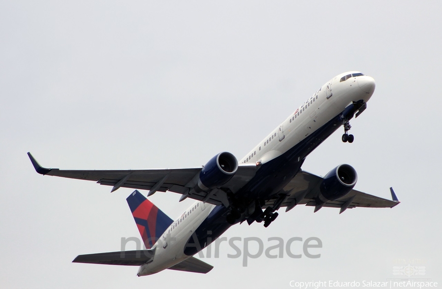 Delta Air Lines Boeing 757-2Q8 (N712TW) | Photo 129108