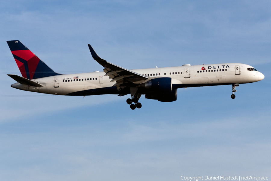 Delta Air Lines Boeing 757-231 (N718TW) | Photo 485079