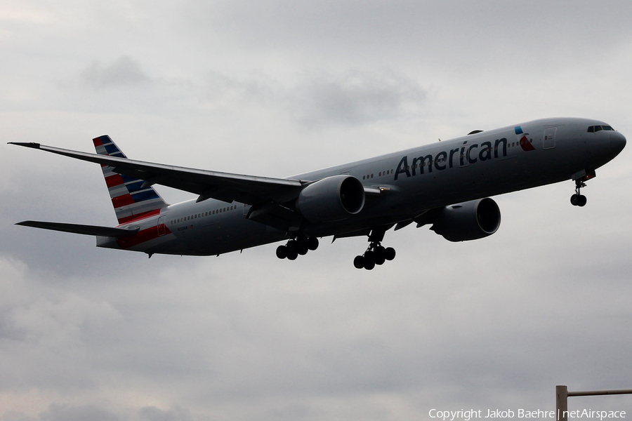 American Airlines Boeing 777-323(ER) (N720AN) | Photo 183641