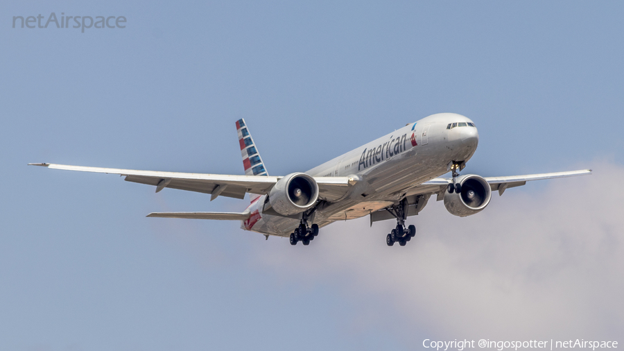 American Airlines Boeing 777-323(ER) (N724AN) | Photo 358369