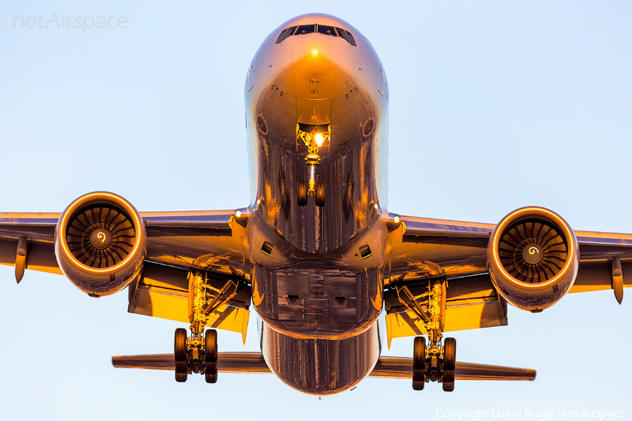 American Airlines Boeing 777-323(ER) (N728AN) | Photo 194011