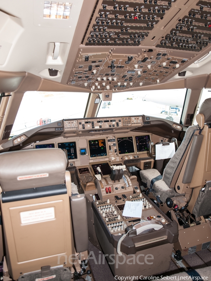 American Airlines Boeing 777-323(ER) (N729AN) | Photo 145348