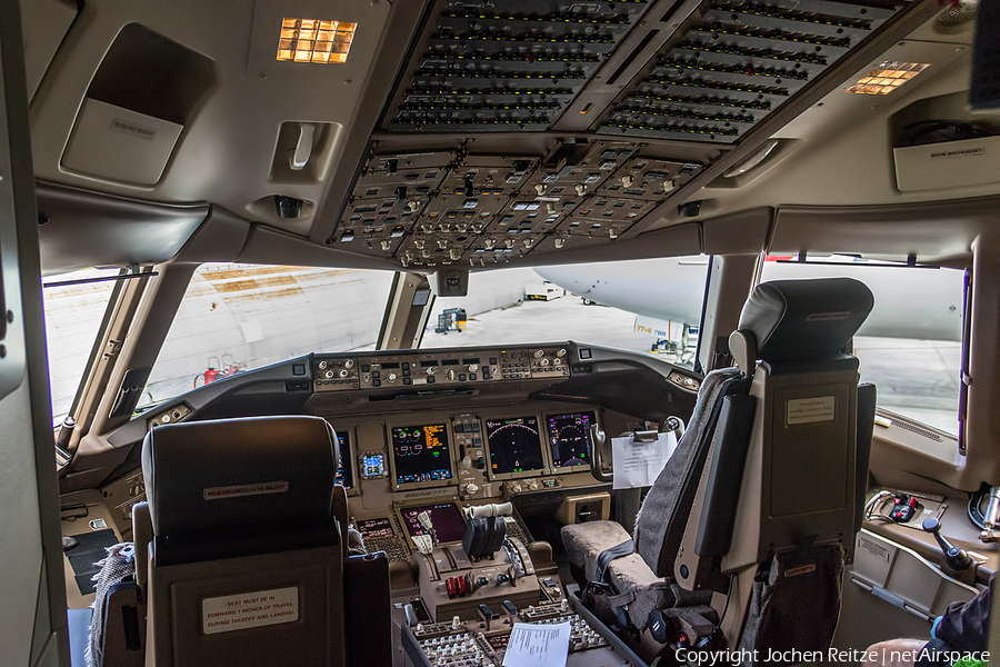American Airlines Boeing 777-323(ER) (N729AN) | Photo 66359