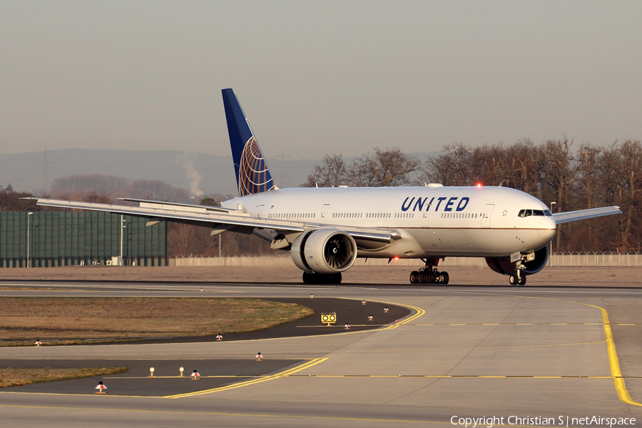 United Airlines Boeing 777-224(ER) (N74007) | Photo 306836