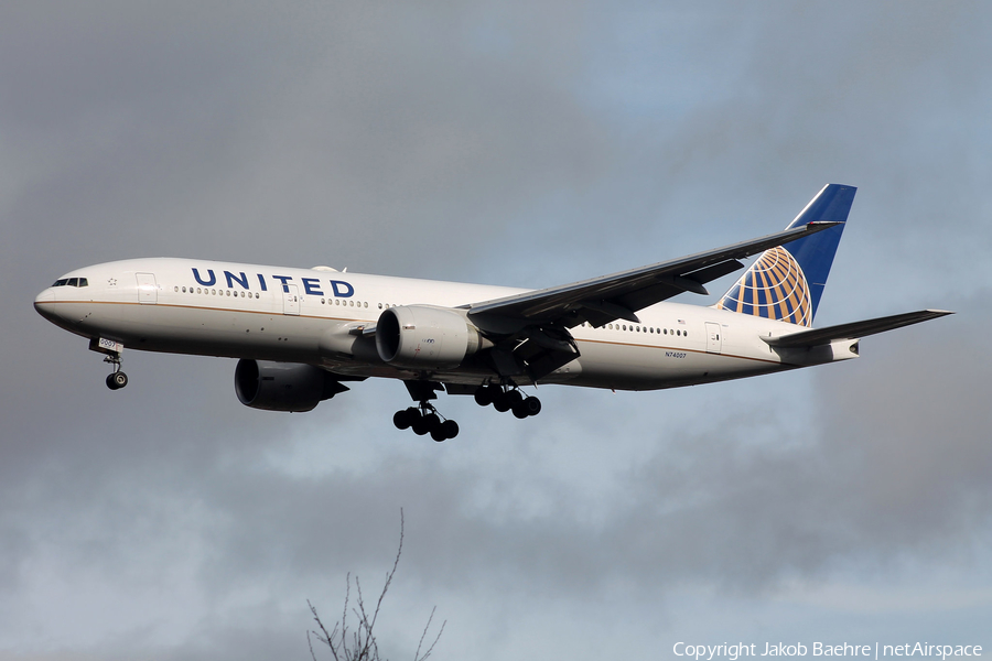 United Airlines Boeing 777-224(ER) (N74007) | Photo 148462