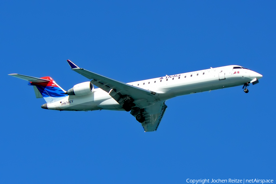 Delta Connection (ExpressJet Airlines) Bombardier CRJ-701ER (N741EV) | Photo 102593