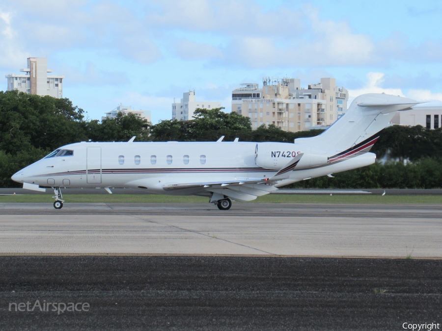 NetJets Bombardier BD-100-1A10 Challenger 350 (N742QS) | Photo 411452