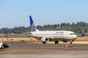 United Airlines Boeing 737-924(ER) (N75433) at  Portland - International, United States