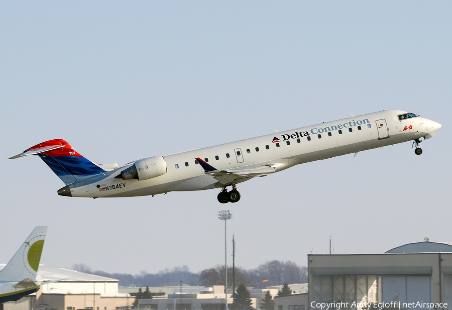 SkyWest Airlines Bombardier CRJ-701ER (N754EV) | Photo 381507