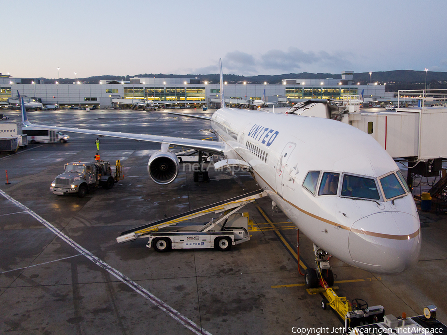 United Airlines Boeing 757-324 (N75854) | Photo 14157