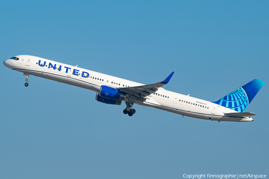 United Airlines Boeing 757-324 (N75858) | Photo 597911