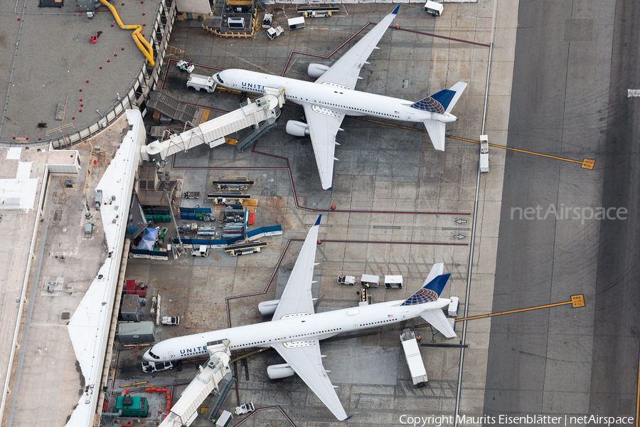 United Airlines Boeing 757-33N (N75861) | Photo 152665