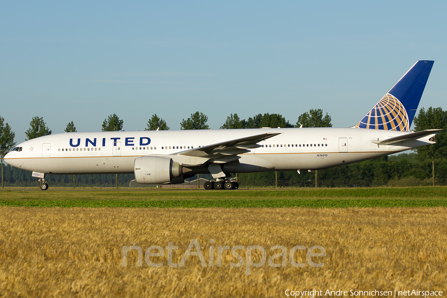 United Airlines Boeing 777-224(ER) (N76010) | Photo 30204