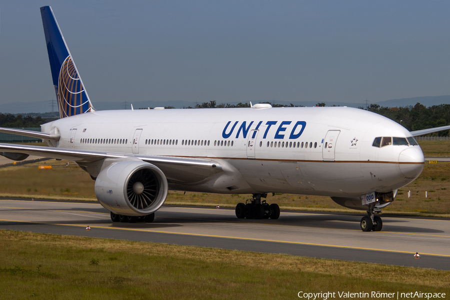 United Airlines Boeing 777-224(ER) (N76010) | Photo 509899