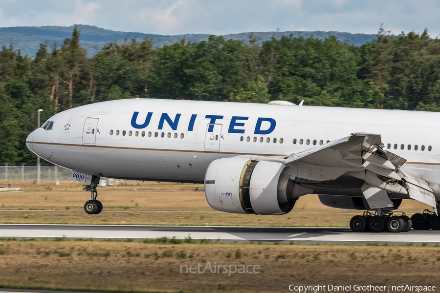 United Airlines Boeing 777-224(ER) (N76010) | Photo 87175