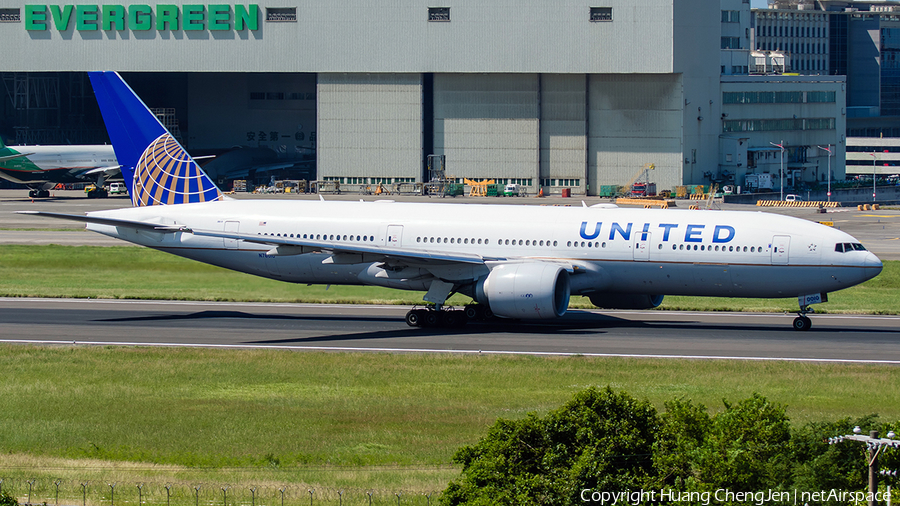 United Airlines Boeing 777-224(ER) (N76010) | Photo 648491