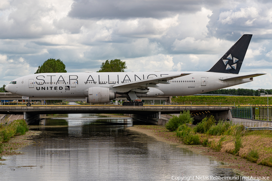 United Airlines Boeing 777-224(ER) (N76021) | Photo 582282