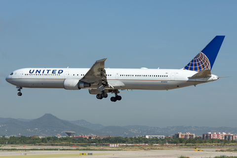 United Airlines Boeing 767-424(ER) (N76054) at  Barcelona - El Prat, Spain