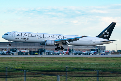 United Airlines Boeing 767-424(ER) (N76055) at  Berlin Brandenburg, Germany