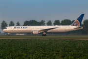 United Airlines Boeing 767-424(ER) (N76064) at  Amsterdam - Schiphol, Netherlands