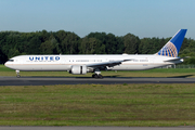 United Airlines Boeing 767-424(ER) (N76064) at  Hamburg - Fuhlsbuettel (Helmut Schmidt), Germany