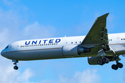 United Airlines Boeing 767-424(ER) (N76064) at  London - Heathrow, United Kingdom