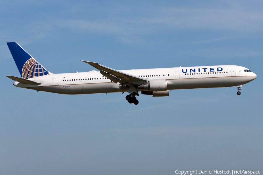 United Airlines Boeing 767-424(ER) (N76065) | Photo 490401