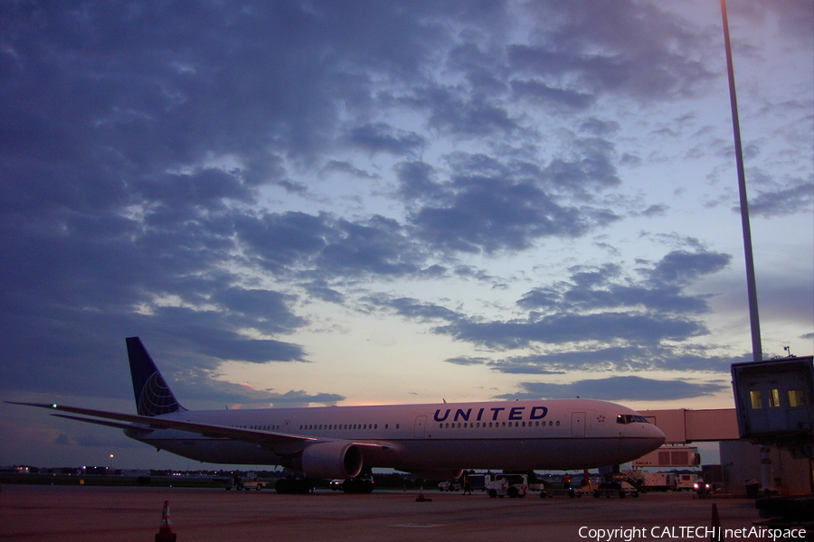 United Airlines Boeing 767-424(ER) (N76065) | Photo 29731