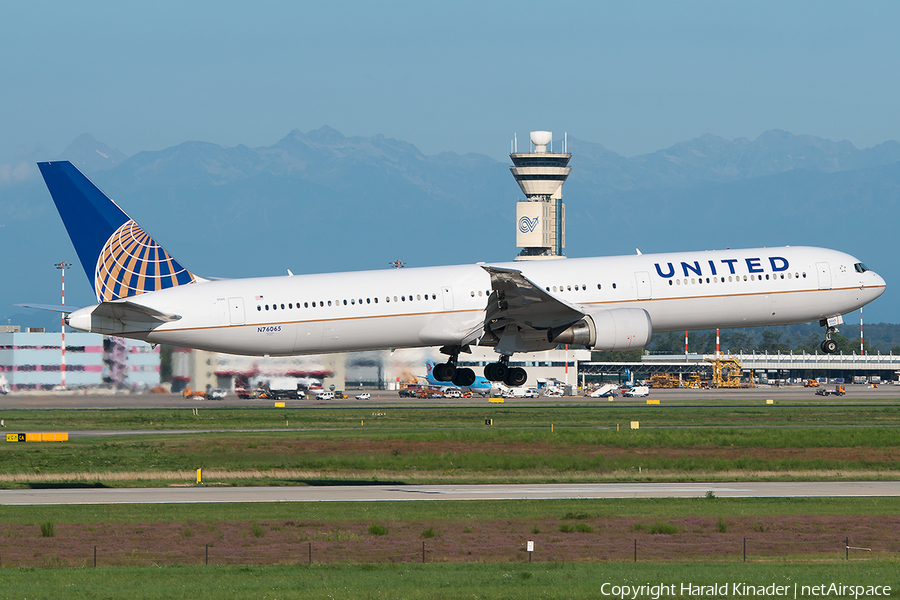 United Airlines Boeing 767-424(ER) (N76065) | Photo 292035