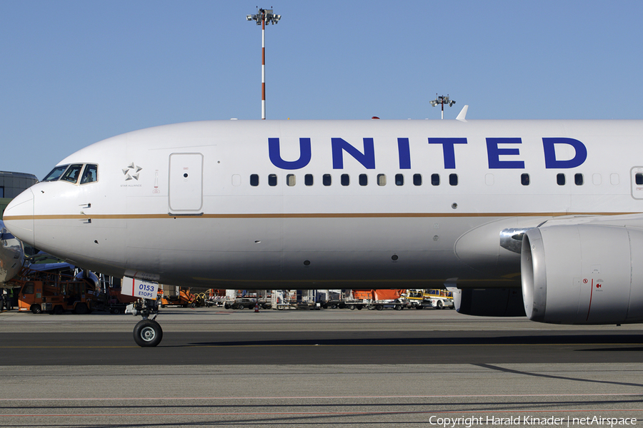 United Airlines Boeing 767-224(ER) (N76153) | Photo 312900