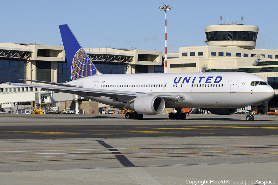 United Airlines Boeing 767-224(ER) (N76153) | Photo 312901