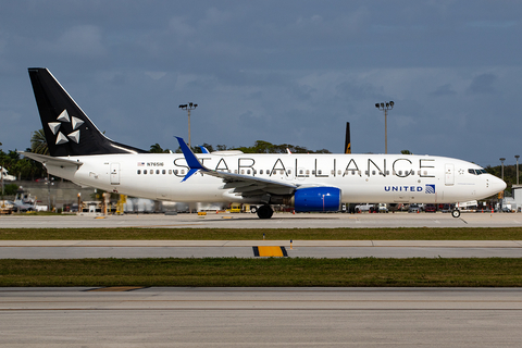 United Airlines Boeing 737-824 (N76516) at  Ft. Lauderdale - International, United States