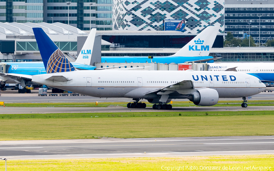 United Airlines Boeing 777-224(ER) (N77006) | Photo 348506