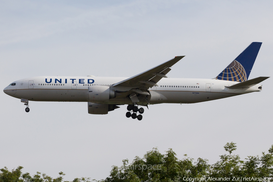 United Airlines Boeing 777-224(ER) (N77006) | Photo 136306