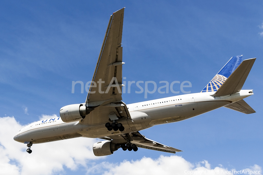 United Airlines Boeing 777-224(ER) (N77006) | Photo 250161