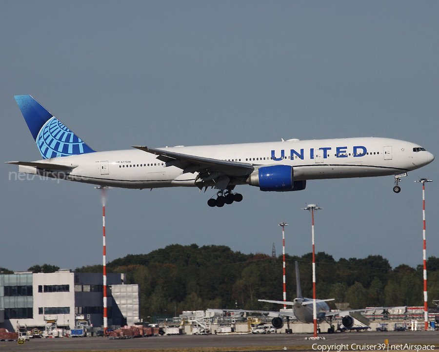 United Airlines Boeing 777-224(ER) (N77006) | Photo 536843