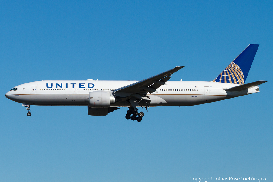 United Airlines Boeing 777-224(ER) (N77019) | Photo 347279