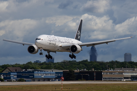 United Airlines Boeing 777-224(ER) (N77022) at  Frankfurt am Main, Germany