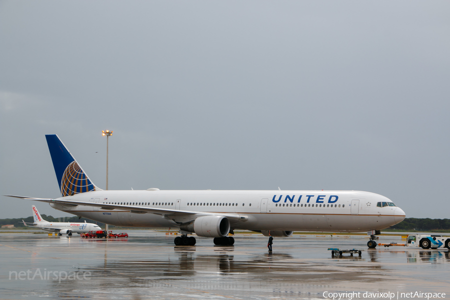 United Airlines Boeing 767-424(ER) (N77066) | Photo 365656