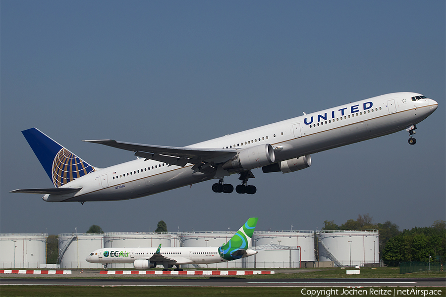 United Airlines Boeing 767-424(ER) (N77066) | Photo 164575