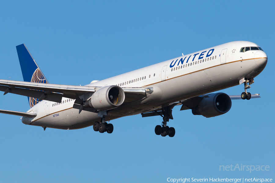 United Airlines Boeing 767-424(ER) (N77066) | Photo 226318