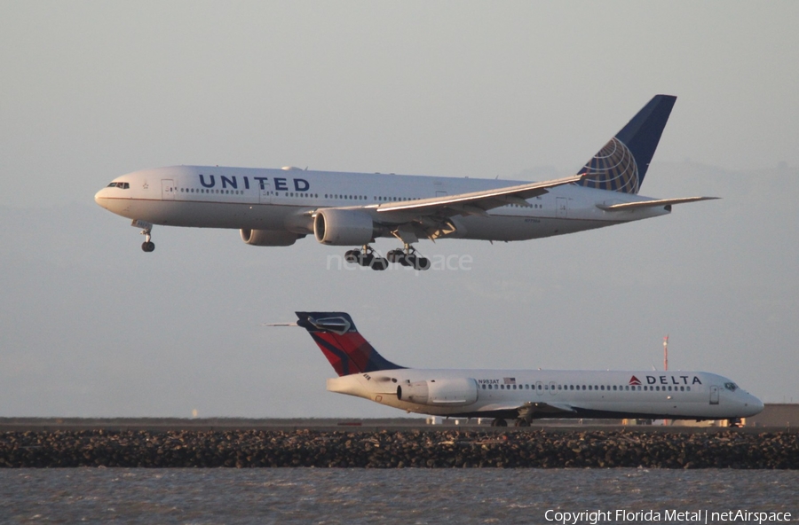 United Airlines Boeing 777-222 (N772UA) | Photo 305599